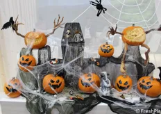 Piccola esposizione a tema Halloween in uno stand internazionale