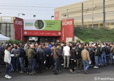 Una marea di visitatori ha invaso la fiera di Bologna dal 9 al 13 novembre 2022 per l'Eima, la fiera della meccanizzazione agricola. Stimate oltre 200mila persone. Venerdì 9 novembre alle 7,45 del mattino, un'ora e 15 minuti prima dell'apertura dei cancelli, un ingresso si presentava già così (fotoservizio Cristiano Riciputi)