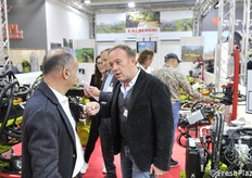 Alessandro Calderoni a colloquio presso il proprio stand