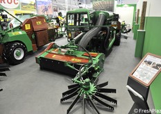 Una macchina semovente per raccogliere la frutta secca