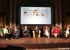 La seconda sessione degli interventi, aventi come tema: "DOP e IGP in Italia, dalla tutela della tipicità la nascita di un modello imprenditoriale multifunzionale".