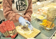 Un momento della preparazione di una ricetta