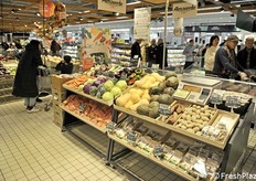 Almaverde Bio ha una grande "isola" di prodotti all'interno del supermercato