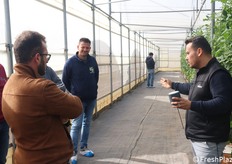 Salvatore Inchisciano (Bayer) spiega a un gruppo di produttori come funziona Nematool