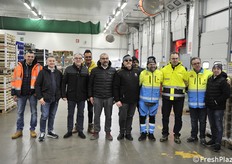 Alcuni dei volontari con gli autisti pronti per la partenza