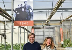 Uno dei titolari, Stefano Mangiante, insieme alla sua collaboratrice Claudia Soriani, ritratti sotto la foto più antica della famiglia Mangiante, esposta nella serra.