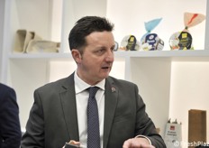 Massimiliano Persico di Carton Pack impegnato con dei clienti