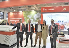 Allo stand Ser.mac con uno dei clienti: al centro Luca Canonici