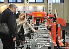 Moira Signorini di Oliver Agro mentre spiega a un cliente le caratteristiche di un'attrezzatura