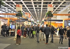 Il padiglione olandese: stand uniformi, sobri, grafica uguale per tutti, colore di fondo arancione che caratterizza i Paesi Bassi, stand con spazi efficienti per incontrare i clienti pur senza sfarzo o ristoranti vari. Un vero modo di fare squadra