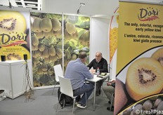 Giampaolo Dal Pane allo stand del kiwi Dorì