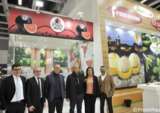 Foto di gruppo con due fornitori nello spazio dedicato all'anguria Perla Nera