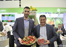 Simone Procopio e Mario Migliarese della OP Esperia con fragole di stagione