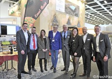 Stefano Pezzo (al centro) della ditta Bragantini, con alcuni clienti olandesi