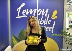 Valentina Sanna allo stand La Costiera