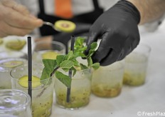 Immancabile l'aperitivo organizzato dai ragazzi di Jingold: musica, cocktail e stuzzichini a base di kiwi e tanta allegria 