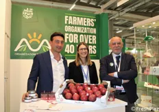 Vincenzo Feola (società agricola Feolfruit), Camilla, e Gennaro Velardo (direttore della OP AOA).