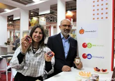 Chiara e Pietro Paolo Parisi della Oroverde Bio, azienda agricola biologica a conduzione familiare, specializzata in agrumi. In particolare arance a polpa rossa. In fiera sono stati proposti i trasformati aziendali.