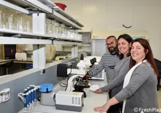 I ricercatori Mariano Giannone, Francesca Starace e Rachele Tardani al lavoro.