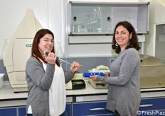 Un momento dell'impiego dei macchinari da parte delle ricercatrici Rachele Tardani e Francesca Starace.