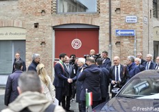 La stretta di mano con il sindaco Enzo Lattuca