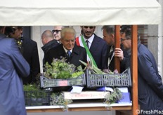 Mattarella visita le varie postazioni delle aziende 