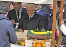 Mattarella visita le varie postazioni delle aziende 