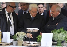 Mattarella visita le varie postazioni delle aziende 