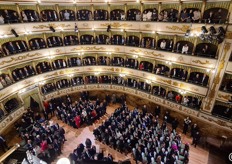 L'interno del teatro, gremito