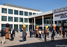 Visitatori all'ingresso.