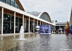 Una vista delle "piscine" nel vasto cortile interno all'area espositiva.