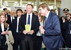 Il Ministro Lollobrigida e Renzo Piraccini insieme ad altri rappresentanti istituzionali.