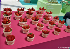 Esposizione di packaging sostenibili per fragole nella Hall Sud.