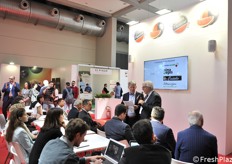 Conferenza per l'anguria Dolce Passione, sul palco due personaggi: uno famoso, Luciano Trentini e uno un po' meno, il giornalista del TG5 Gioacchino Bonsignore 