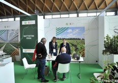 Battistini Vivai al lavoro: dietro la scrivania Sandra Laghi e Giulia Battistini