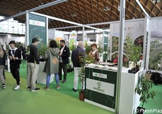 Lo stand affollato di Vivai Spinelli