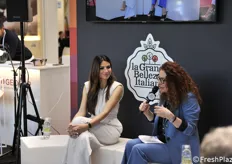 Cristiana Furiani durante il convegno con Alessia Ventura, conduttrice tv