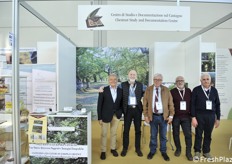 Nuovo salone del castagno, allo stand del Centro studi, secondo da sinistra il mitico professor Elvio Bellini