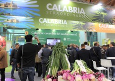 E' la Calabria la Regione partner di Macfrut 2023: non poteva che essere presente uno stand collettivo accattivante e colorato, ma che soprattutto desse modo di apprezzare i prodotti tipici regionali. Ricco di eventi, degustazioni e momenti di convivialità, la "straordinaria" accoglienza allo stand calabrese non è affatto mancata.