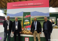 Il team del Consorzio Produttori Patate Associati-PPAS e del Consorzio di Tutela Patata della Sila mostra le ultime novità che riguardano la Patata della Sila Igp, quest'anno tra i licenziatari ufficiali del Giro d'Italia. "Senza patata che Giro sarebbe?"