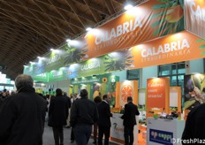 Verde e arancione, i colori peculiari dello stand collettivo della Regione Calabria.
