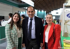 Francesca, Giuseppe e Rosangela Appio della Op Primo Sole, mentre visitano i padiglioni della fiera.