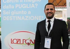 Francesco Lozupone della Lozupone Import-Export. L'azienda, specializzata nella coltivazione di uva da tavola in Puglia, da qualche anno ha introdotto anche le albicocche nel suo assortimento.