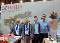 La fondazione della prima azienda del Gruppo Pro-Gest risale al 1973. Da 50 anni, questa realtà è attiva nel settore della carta, del cartone e del packaging industriale e alimentare. In foto, parte del team aziendale.