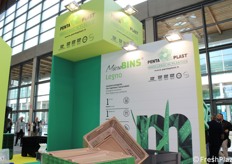 Dal 1985, Penta Plast opera nel settore della lavorazione e riciclaggio delle materie plastiche. Tra le soluzioni aziendali esposte in fiera, i micro bins legno in polietilene ad alta densità e i vassoi per casse a pareti abbattibili e rigide.