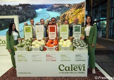 Foto di gruppo allo stand dell'azienda Fratelli Calevi. Da sinistra a destra: Alessia Calevi, Danilo Sanetti, Dino Amici, Leonardo Calevi, Daniela Proietti Ragonesi, Stefano Calevi e Veronica Calevi