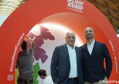 Il presidente della cooperativa San Lidano, Luciano Di Pastina, e il direttore commerciale Matteo Flavio Testa ci spiegano di aver voluto ospitare un live painting dello street artist Lucamaleonte presso lo stand, come attrazione e come simbolo della biodiversità.
