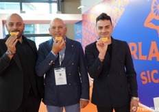 Una immancabile presenza, quella della Parlapiano Fruit, azienda protagonista nella commercializzazione della Arancia di Ribera DOP, un agrume la cui dolcezza porta il sorriso ad ogni spicchio! In foto, da sinistra, Vincenzo, Biagio e Paolo Parlapiano.