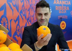 Paolo Parlapiano con un esemplare dell'iconica arancia bionda di Ribera: frutto generoso in dimensioni, succo e sapore.