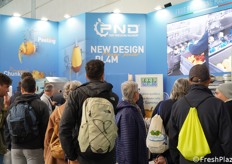 Assembramento presso lo stand della PND, produttrice di macchine e impianti industriali per la lavorazione della frutta.
